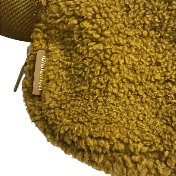 Lululemon Everywhere Belt Bag 
Fleece - Picture 10 of 15